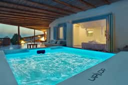 M11 - Seaview Villa - Luxury Villa with pools & views!