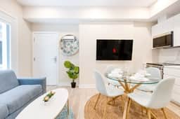M11 | Mount-Royal Suites: 2BR + sofa bed - 210