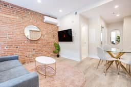 M11 | Mount-Royal Suites: 2BR + sofa bed - 211