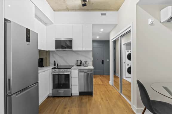 Modern Studio in the Old Port of MTL  -2J