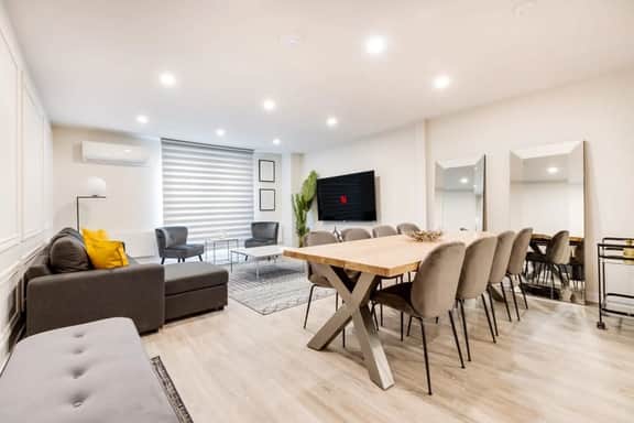 Deluxe 2-Bedroom Apt Steps to Old Montreal - 22
