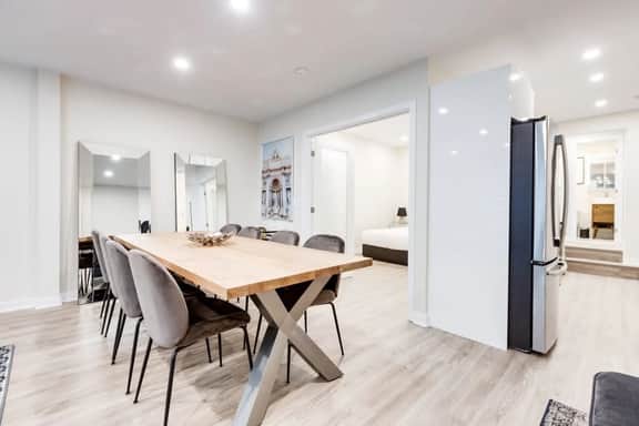 Deluxe 2-Bedroom Apt Steps to Old Montreal - 22