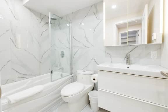 Deluxe 2-Bedroom Apt Steps to Old Montreal - 22