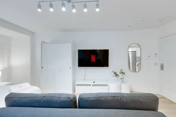 Gorgeous Studio + SofaBed Near Old Port-32