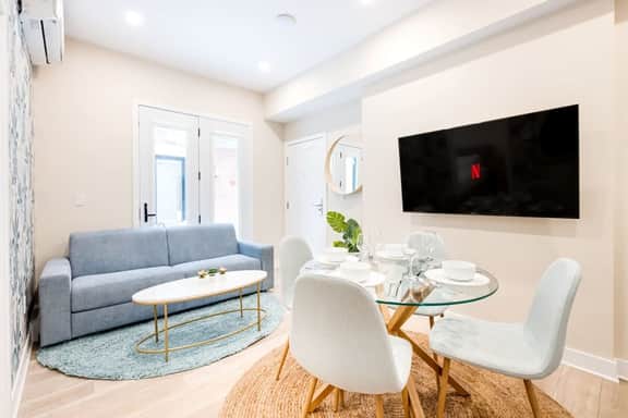 M11 | Mount-Royal Suites: 2BR + sofa bed - 210