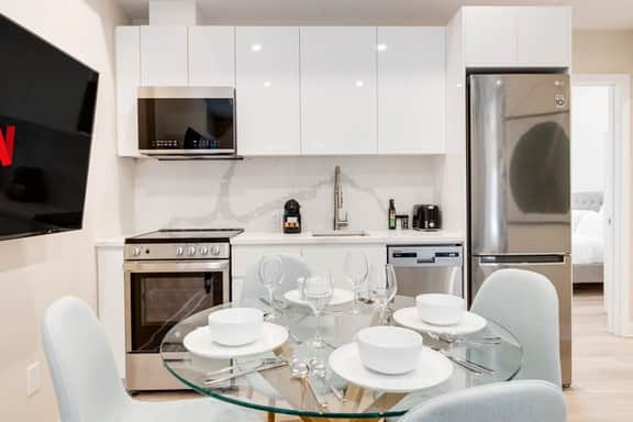 M11 | Mount-Royal Suites: 2BR + sofa bed - 210