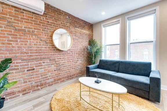 M11 | Mount-Royal Suites: 2BR + sofa bed - 212