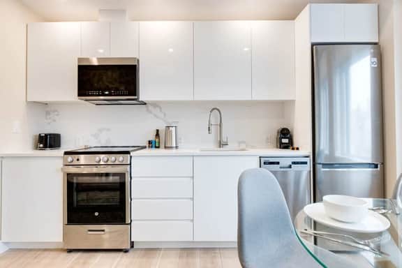 M11 | Mount-Royal Suites: 2BR + sofa bed - 25 - Image 2