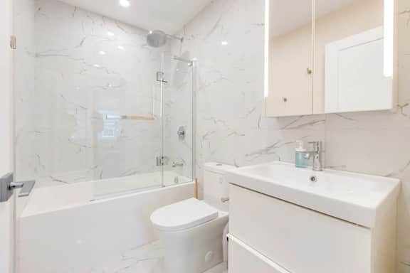 M11 | Mount-Royal Suites: 2BR + sofa bed - 25 - Image 5