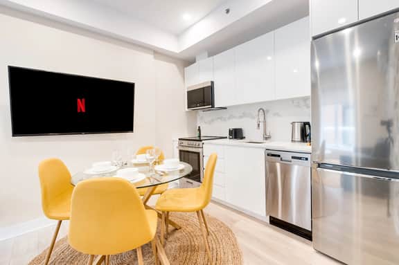 M11 | Mount-Royal Suites: 2BR + sofa bed - 310