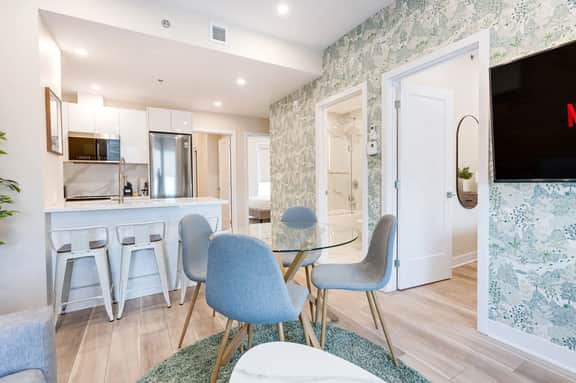M11 | Mount-Royal Suites: 3BR + sofa bed - 311