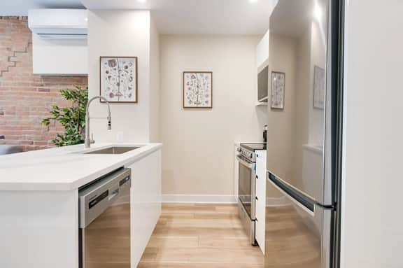 M11 | Mount-Royal Suites: 3BR + sofa bed - 311