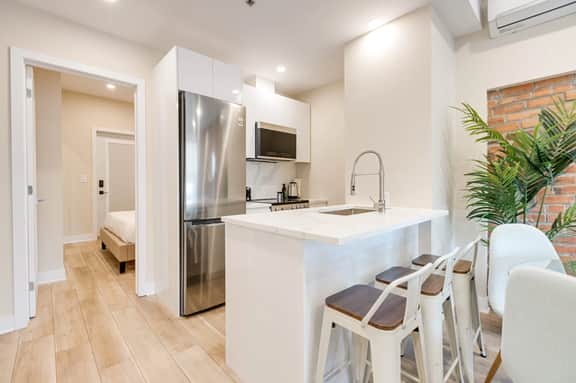 M11 | Mount-Royal Suites: 3BR + sofa bed - 312