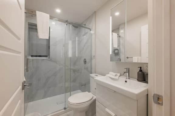 Modern 3BR w/AC located Near Bell Center