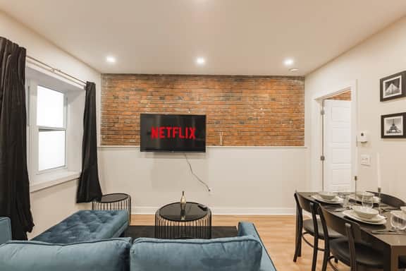 Modern 3BR w/AC located Near Bell Center