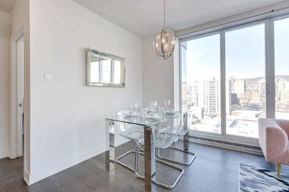 Stylish 2BR w/Balcony+Stunning View - 10C