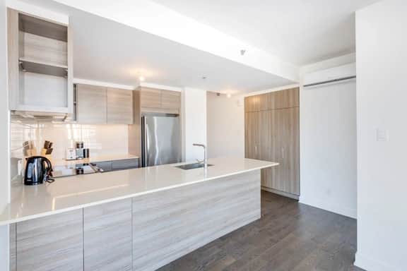Stylish 2BR w/Balcony+Stunning View - 10C