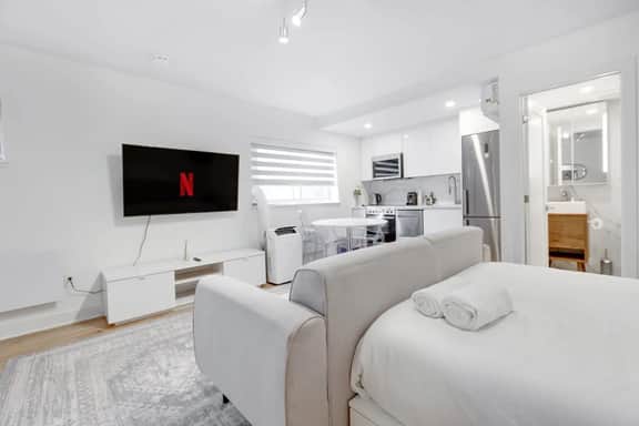 Luxury Studio w/AC in Heart of Montreal - 46 - Image 3