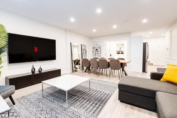 Deluxe 2-Bedroom Apt Steps to Old Montreal - 22