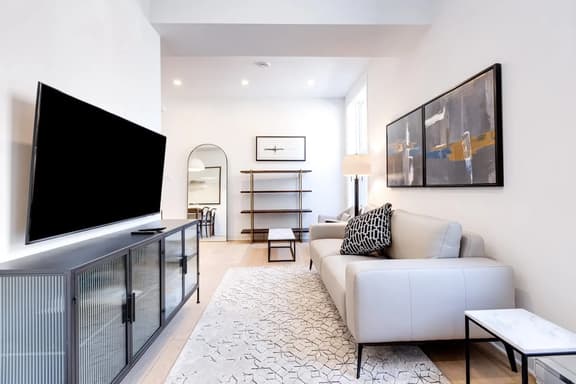 M11 | Luxury Suites: 1BR - B2