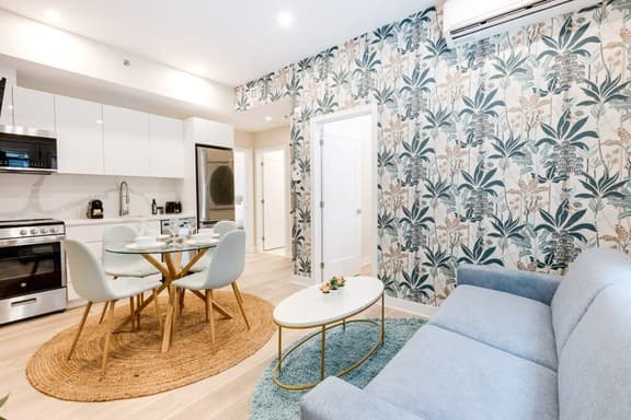 M11 | Mount-Royal Suites: 2BR + sofa bed - 210