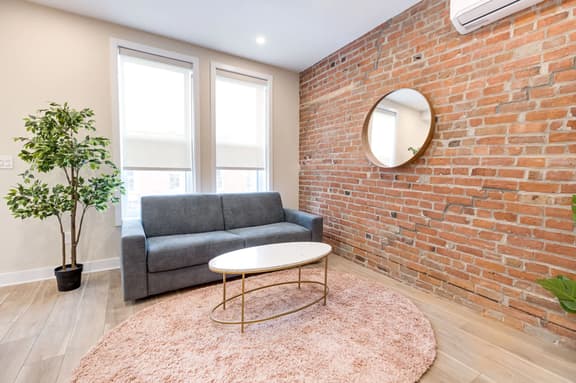 M11 | Mount-Royal Suites: 2BR + sofa bed - 211