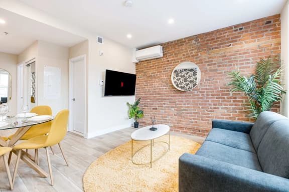 M11 | Mount-Royal Suites: 2BR + sofa bed - 212