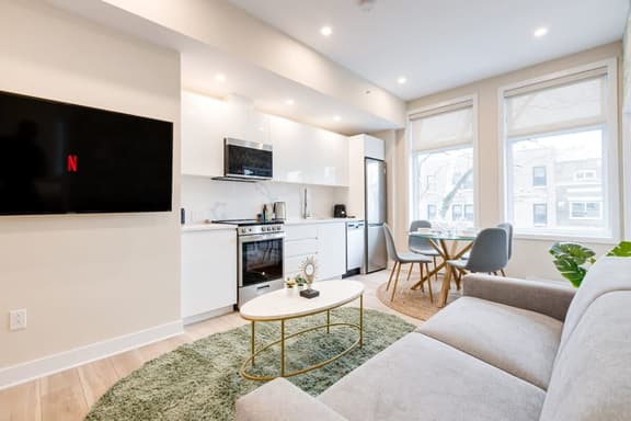 M11 | Mount-Royal Suites: 2BR + sofa bed - 25 - Image 1