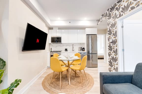 M11 | Mount-Royal Suites: 2BR + sofa bed - 310