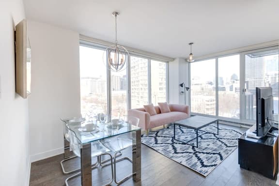Stylish 2BR w/Balcony+Stunning View - 10C