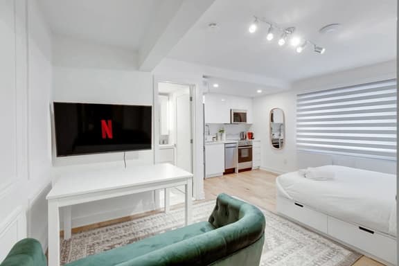 Trendy & Modern Studio in Heart of Montreal - 41