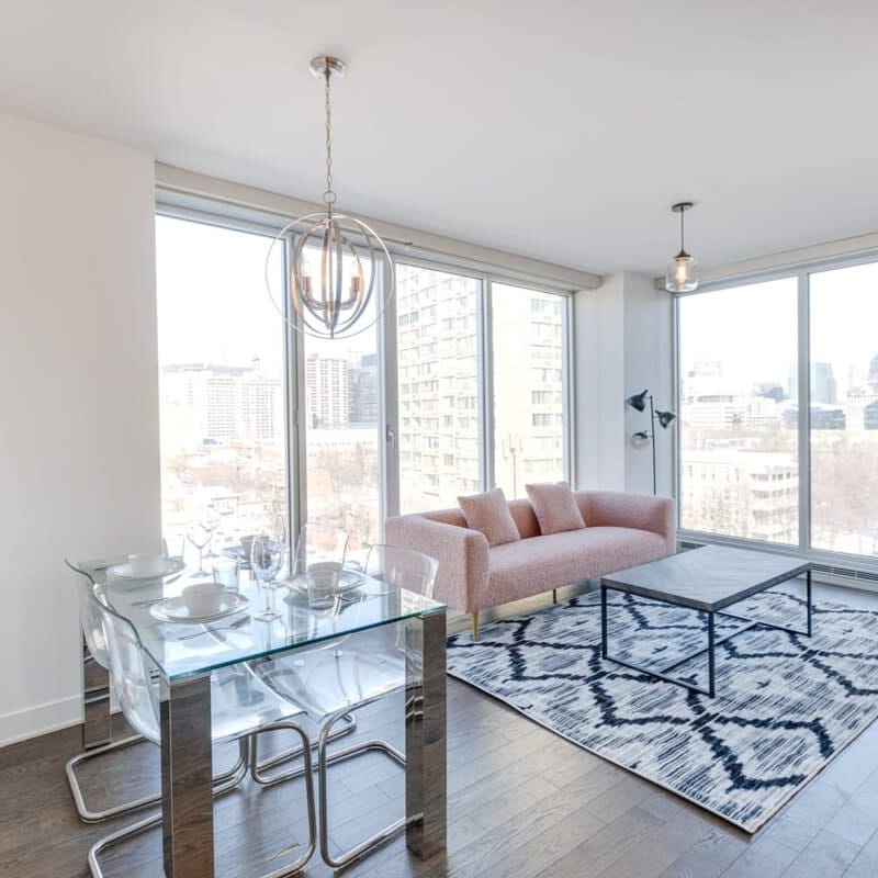 Stylish 2BR w/Balcony+Stunning View - 10C