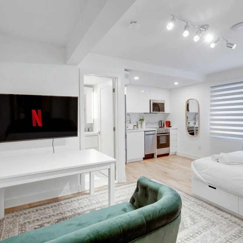 Trendy & Modern Studio in Heart of Montreal - 41